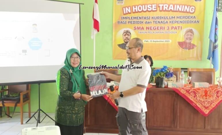 Foto pemberian doorprize apresiasi dari Drs. Didik Sumardiyanto, M.Pd. kepada Jumiarsih, M.Pd.