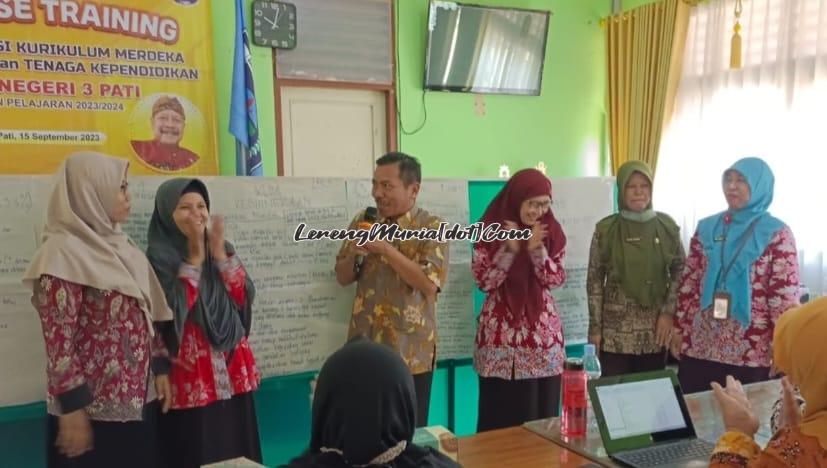 Foto penampilan Kelompok Karakter ketika mengucapkan yel-yelnya dengan nada suara kalem dan lembut