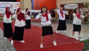 Foto penampilan gerak dan lagu dari guru koordinator kelas X dalam acara Gelar Karya P5 SMAN 3 Pati