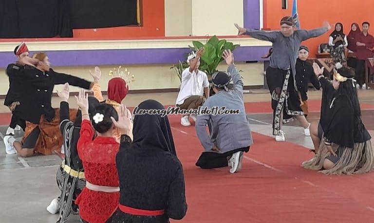 Foto penampilan kolaborasi siswa dan guru berbusana tradisional nusantara dari Tim C