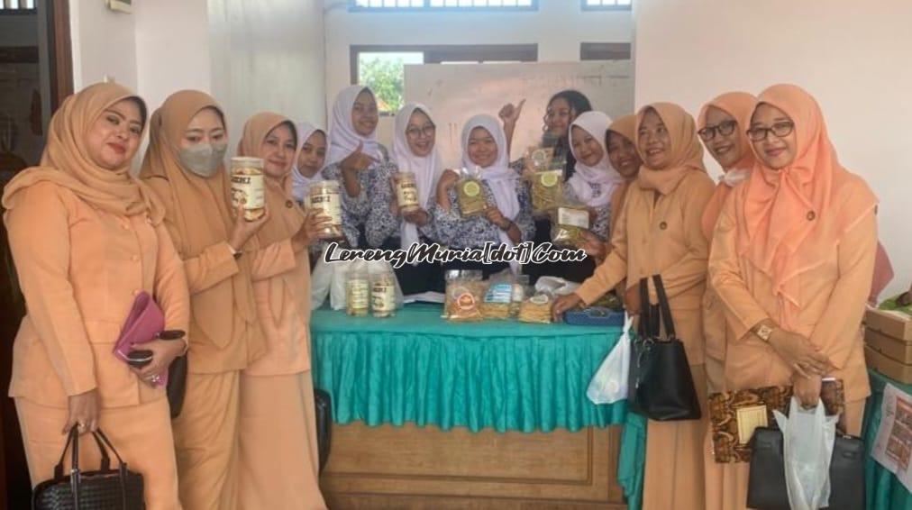 Foto bersama siswa SMKN 1 Pati bersama ibu Dharma Wanita Ladies Program seusai acara presentasi