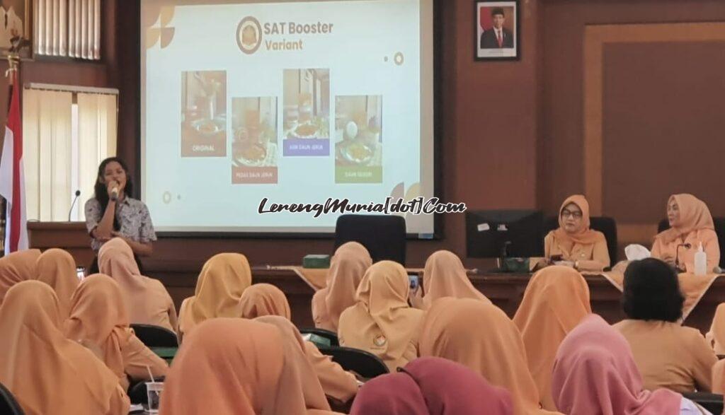 Foto siswa SMKN 1 Pati Mutiara Kasih sedang mempresentasikan hasil kreasi stik ampas tahu di acara rapat Dharma Wanita Ladies Program Sekda Pati