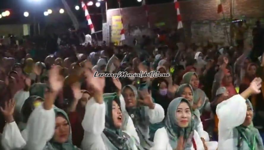 Foto para hadirin yang mengikuti acara  Sekarkurung Bersholawat sedang mengangkat tangannya