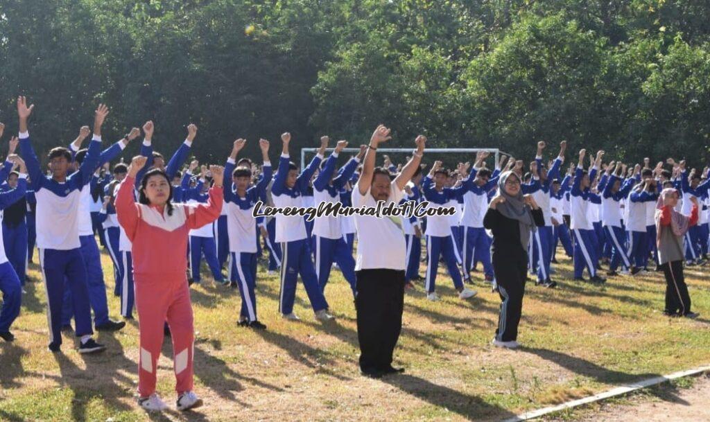 Foto Kepala SMAN 3 Pati Suhartono, S.Pd., M.Pd., M.Si. (kaos putih) mengikuti kegiatan Jumat Sehat berupa senam bersama guru/karyawan dan siswa