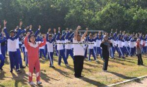 Foto Kepala SMAN 3 Pati Suhartono, S.Pd., M.Pd., M.Si. (kaos putih) mengikuti kegiatan Jumat Sehat berupa senam bersama guru/karyawan dan siswa