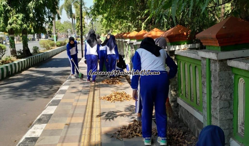 Foto siswa sedang kerja bakti di trotoar depan SMAN 3 Pati dalam kegiata. Jumat Bersih