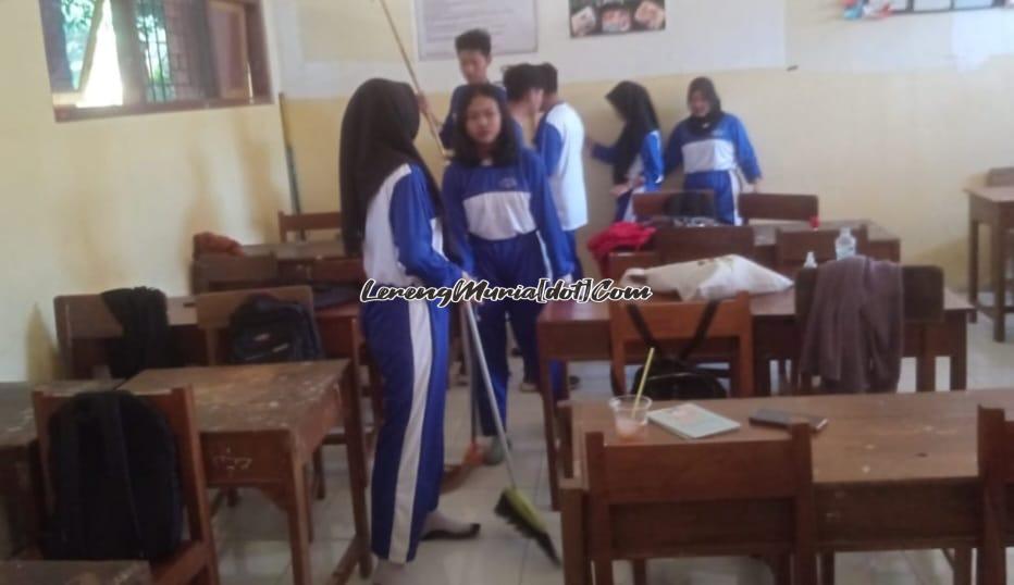 Foto siswa sedang kerja bakti  membersihkan kelas dalam kegiatan Jumat Bersih