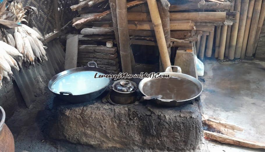 Foto proses pembuatan gula merah dari nira kelapa secara tradisional di Desa Ringinputih Magelang