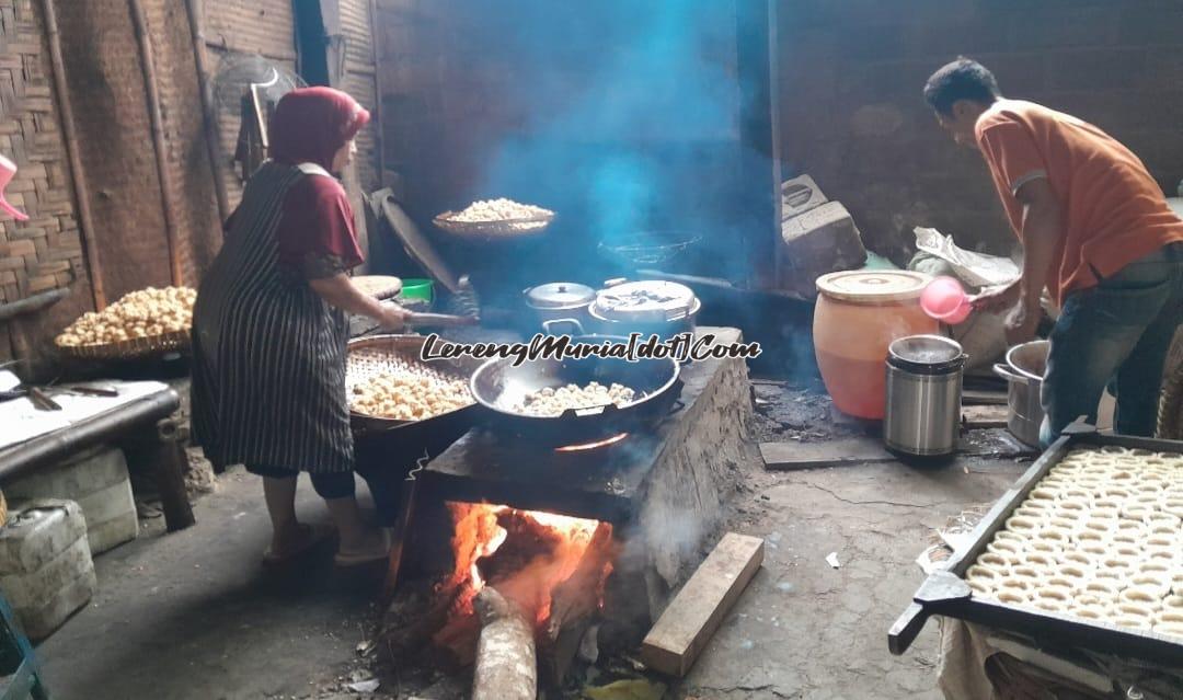 Foto  dua karyawan sedang menggoreng rengginang di Desa Candirejo Kabupaten Magelang