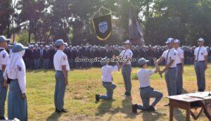 Foto acara penyerahan panji-panji pada saat Sertijab Pengurus OSIS/MPK SMAN 3 Pati di upacara bendera