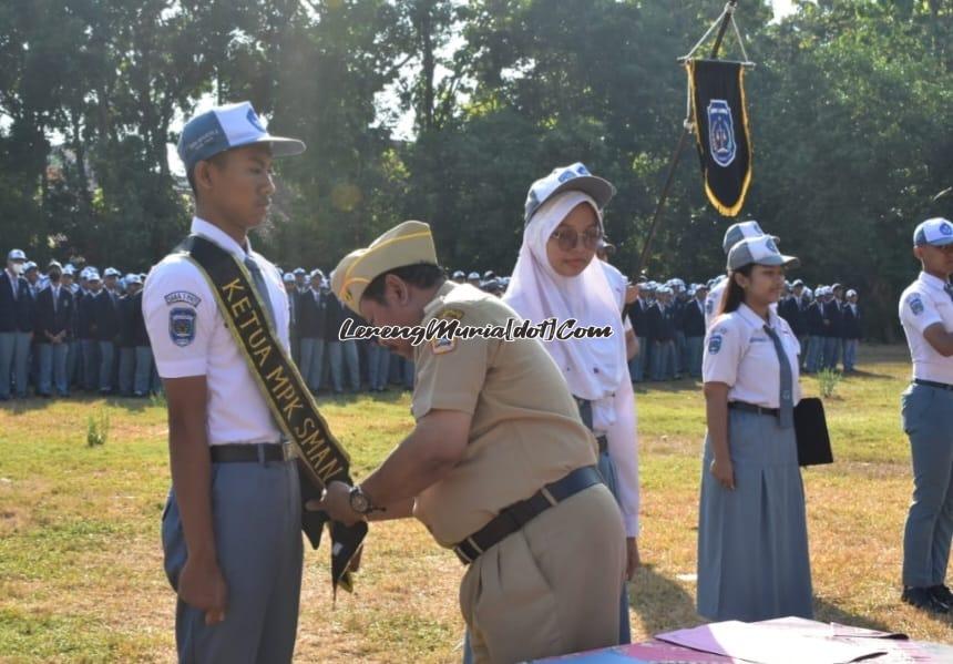 Foto pemakaian slempang Ketua MPK oleh Kepala SMAN 3 Pati  kepada Ketua MPK yang baru