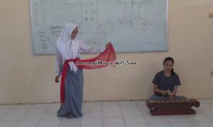 Foto Nur Azizah (kiri) latihan tari kreasi dan Putri Dwi Lestari (kanan) latihan menabuh gamelan untuk persiapan Duta Budaya 2023