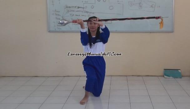 Foto Febrina Gerhana berlatih  stik mayoret untuk penampilan bakat ketrampilan