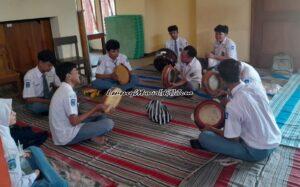 Foto siswa sedang latihan rebana untuk acara SMAGA Bersholawat