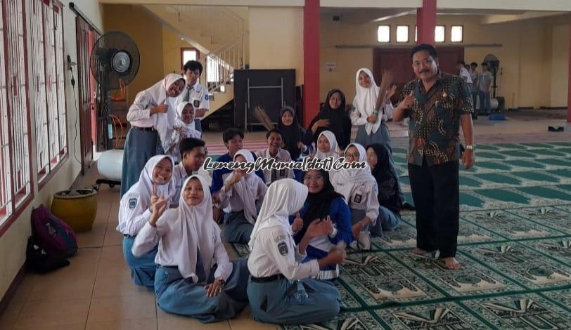 Foto bersama antara Drs. Triyono, M.Pd. (baju batik) dengan panitia siswa seusai kegiatan persiapan SMAGA Bersholawat