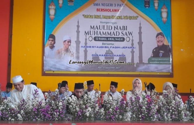 Foto penampilan Rebana Rohis Al Falah SMAN 3 Pati dalam peringatan Maulid Nabi