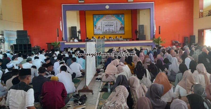 Foto siswa dan guru/karyawan SMAN 3 Pati dengan tertib mengikuti  acara SMAGA Bersholawat