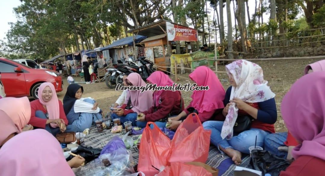 Foto menikmati lezatnya gado-gado dan rujak di area wisata Waduk Seloromo Gembong