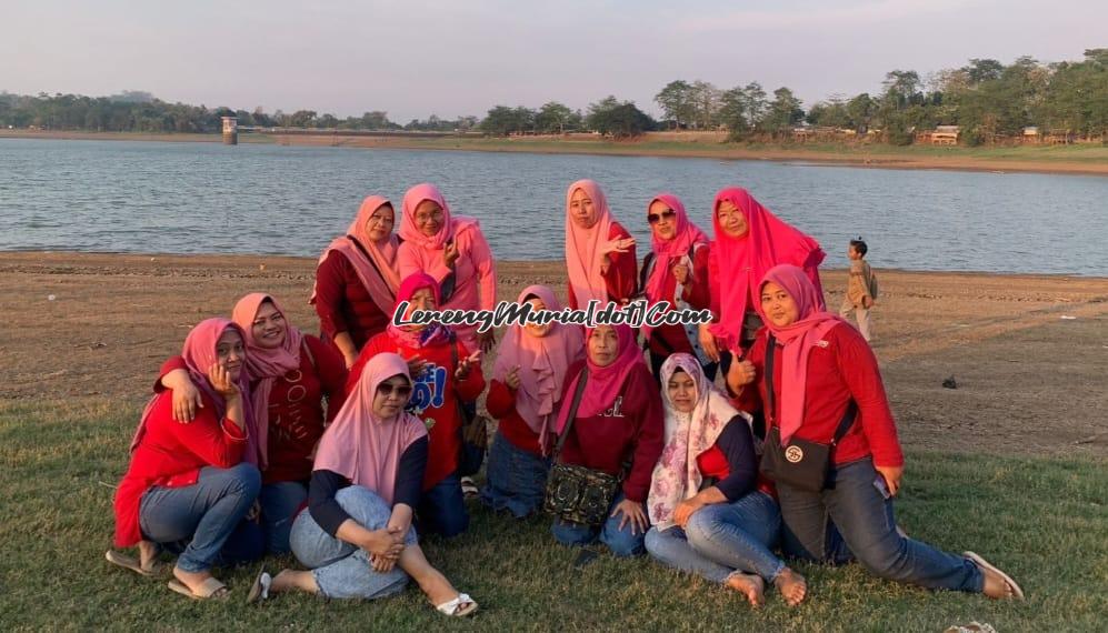 Foto menikmati semilir angin dengan berlatarkan air di Waduk Seloromo Gembong