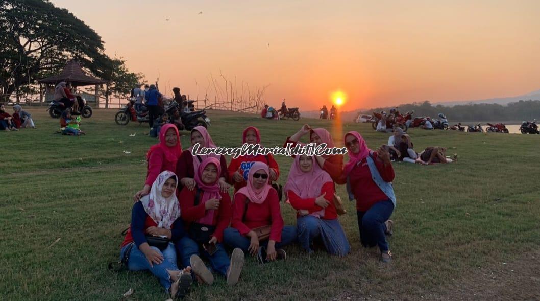 Foto menikmati indahnya sunset di area wisata Waduk Seloromo pada sore yang cerah