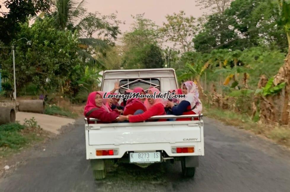 Foto ibu-ibu warga Blok I-2 Perum Rendole Indah Muktiharjo menikmati sensasi naik mobil brondol ke lokasi wisata Waduk Seloromo Gembong