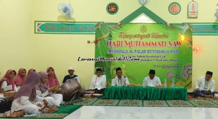 Foto peringatan Maulid Nabi Muhammad S.A.W. di Perumnas Kutoharjo RW 07 yang dihadiri Ustadz Abdul Muhaimin (2 dari kanan) sebagai pembicara