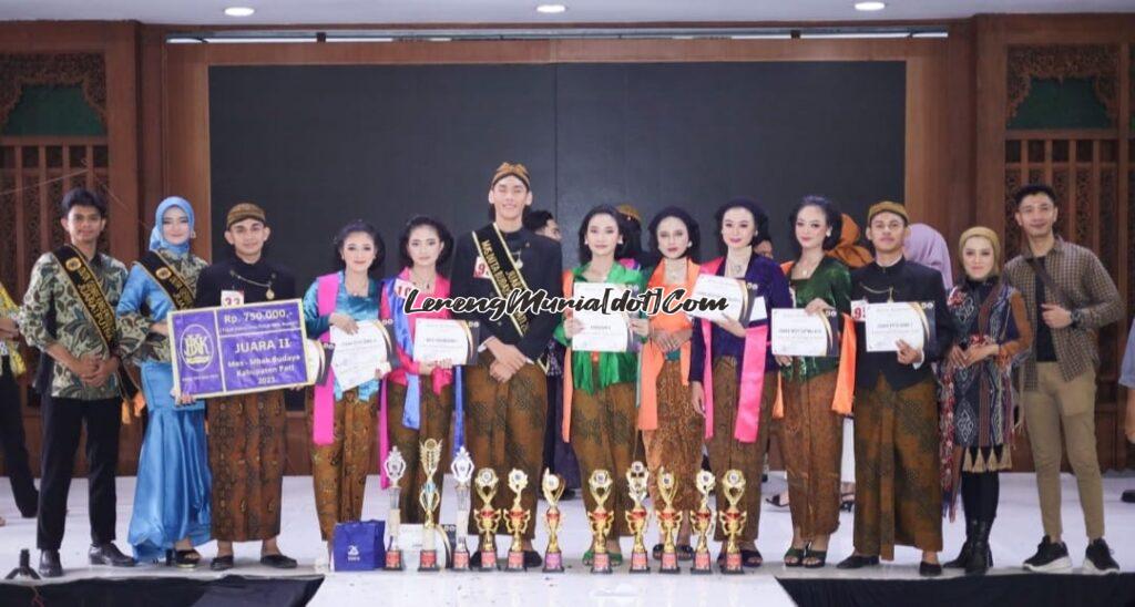 Foto para Juara Mas Mbak Duta Budaya Kabupaten Pati 2023 dari SMAN 3 Pati bersama pembimbing dan Juara Duta Genre