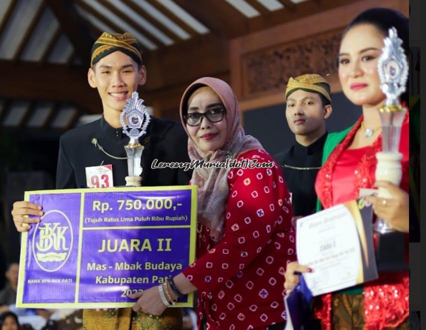 Foto Christian Yabes (1 dari kiri) dari SMAN 3 Pati menerima piala dan hadiah sebagai Juara 2 Mas Duta Budaya Pati 2023