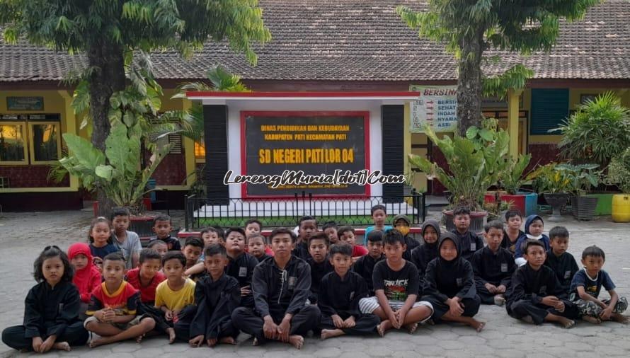 Foto pesilat cilik SH Terate dan pelatihnya seusai latihan di halaman SDN Pati Lor 04 Pati