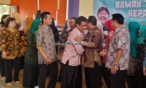 Foto Kepala SMAN 3 Pati Suhartono, S.Pd., M.Pd., M.Si. bersalaman penuh haru dengan Drs. Niti Utomo dan guru yang lain dalam acara Jumat Ramah Tamah