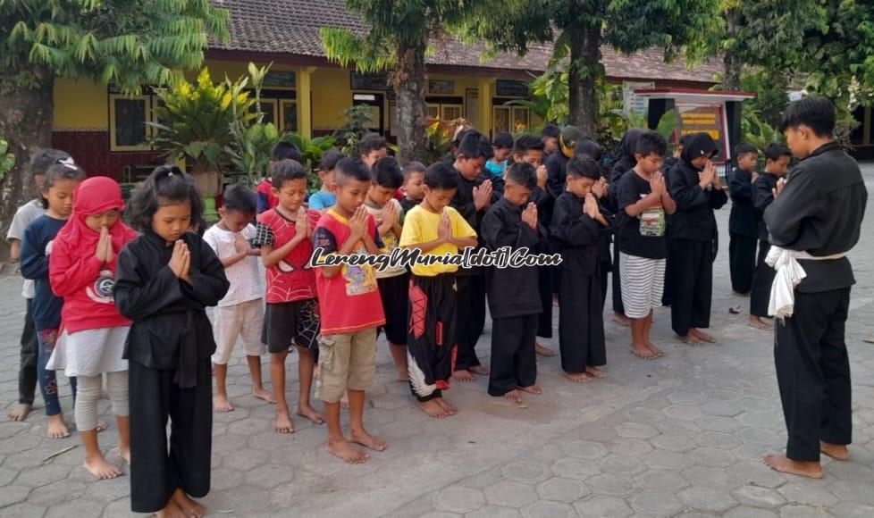 Foto doa bersama sebelum latihan merupakan ciri khas SH Terate yang dipandu pelatih Mas Lintang