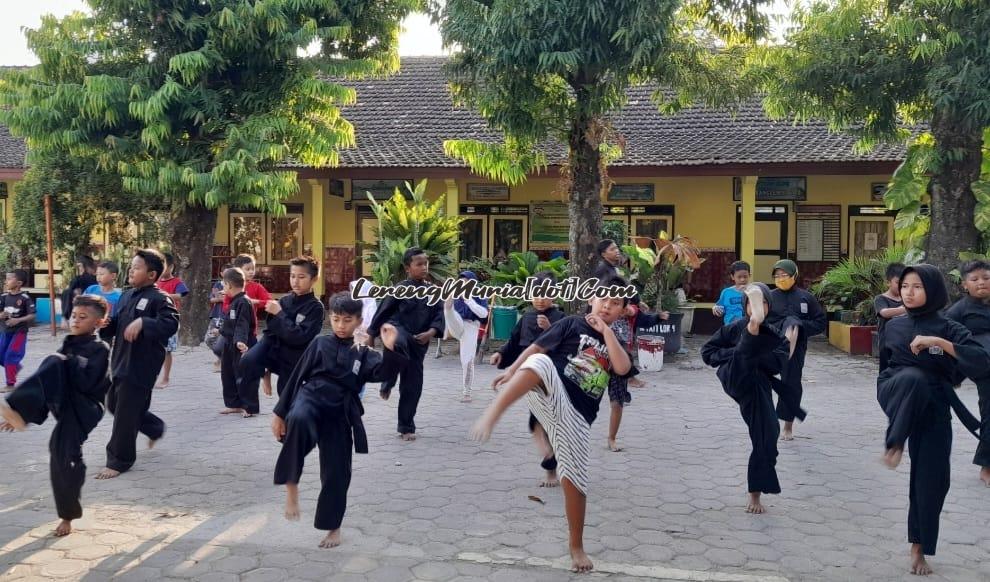 Foto latihan teknik tendangan pesilat cilik di SDN Pati Lor 04 Pati