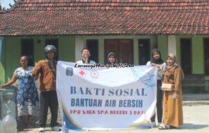 Foto baksos bantuan air bersih PMR Wira SMAN 3 Pati di Desa Gebang didampingi pembina Catur Wijayanti, S.Pd. (paling kanan) dan perangkat desa Bapak Anas (2 dari kiri)