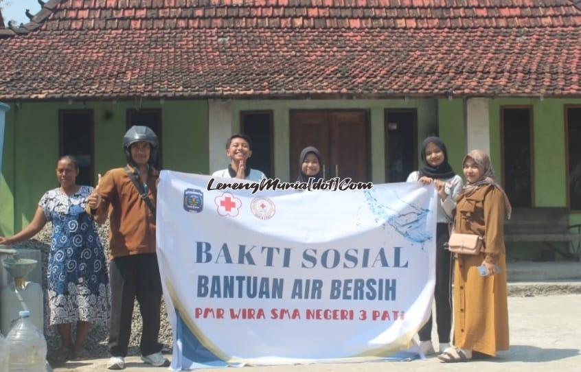 Foto baksos bantuan air bersih PMR Wira SMAN 3 Pati di Desa Gebang didampingi pembina Catur Wijayanti, S.Pd. (paling kanan) dan perangkat desa Bapak Anas (2 dari kiri)