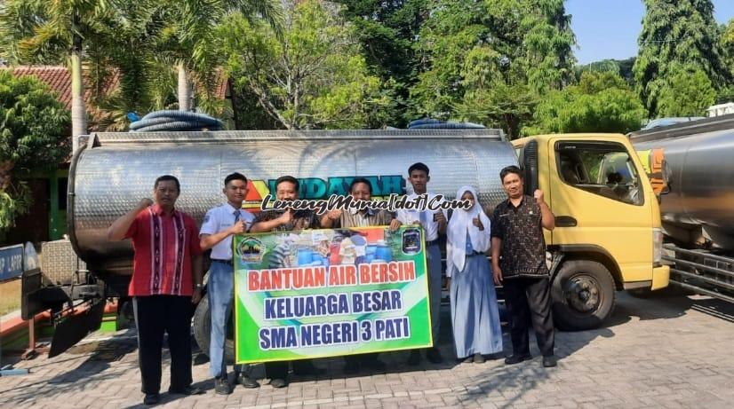 Foto pemberangkatan baksos air bersih yang dihadiri Kepala SMAN 3 Pati Suhartono, S.Pd., M.Pd., M.Si (3 dari kiri) beserta pembina OSIS