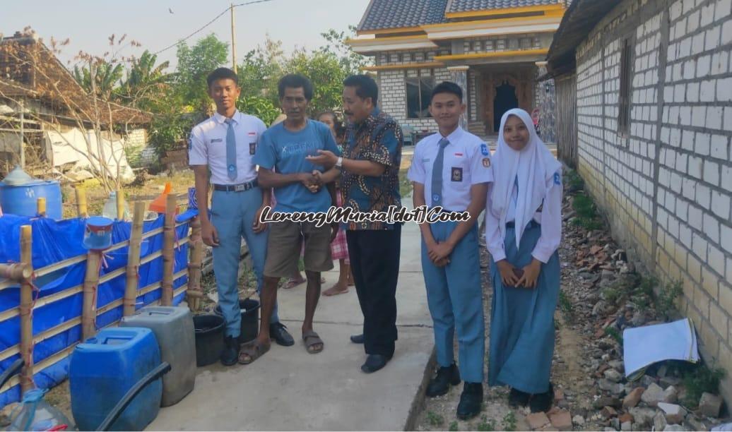 Foto Drs. Triyono, M.Pd. (3 dari kiri) dan perwakilan siswa saat baksos di Desa Mojoluhur Jaken