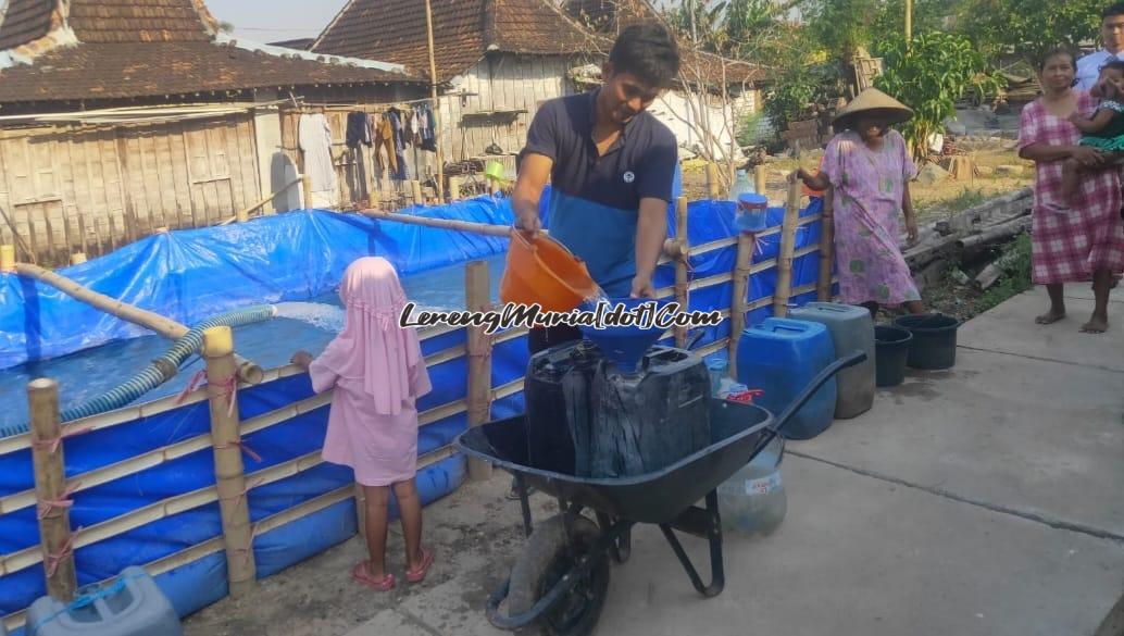 Foto warga Desa Mojoluhur sedang mengambil air bersih dari penampungan untuk dibawa pulang