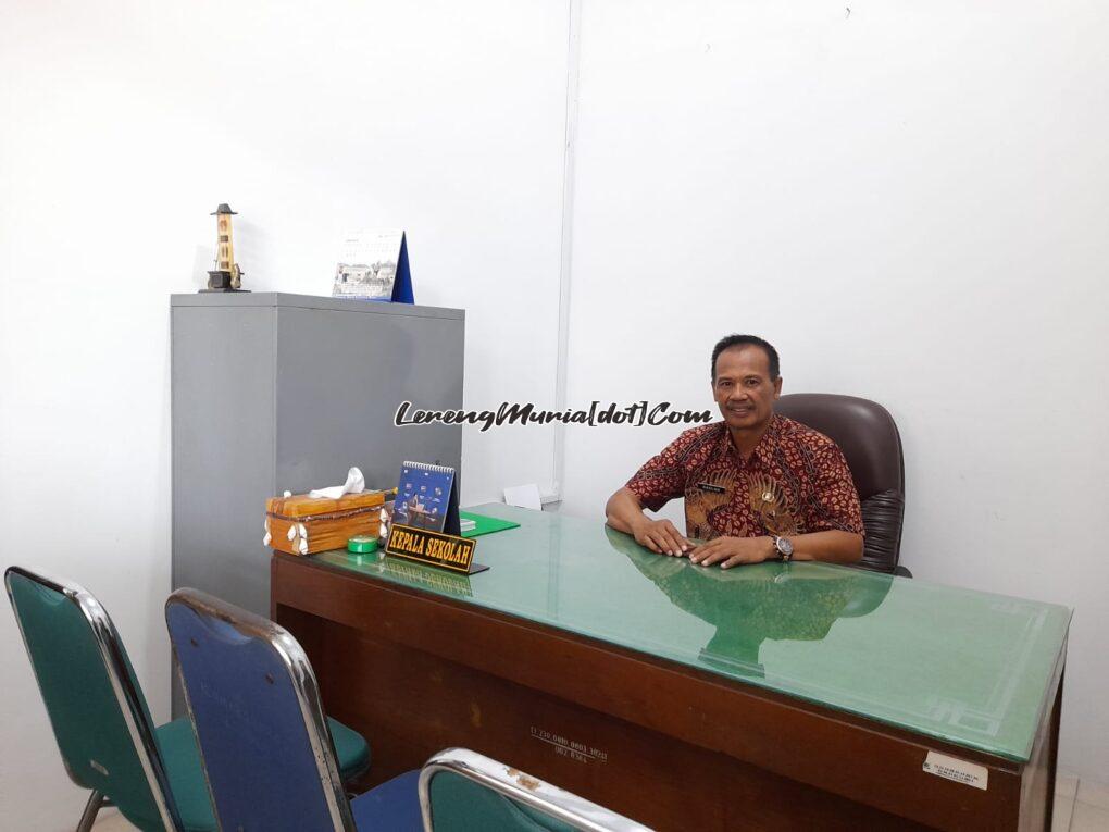 Foto Plt. Kepala SMAN 3 Pati Kaslan, S.Pd. Mat., M.M. pada saat di Ruang Kepala Sekolah | LERENG MURIA Foto Plt. Kepala SMAN 3 Pati Kaslan, S.Pd. Mat., M.M. pada saat di Ruang Kepala Sekolah
