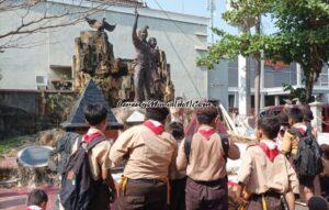 Foto siswa SDN Pati Wetan 02 dan SDN Pati Wetan 03 Pati mengikuti kegiatan Napak Tilas Sejarah Kabupaten Pati di Monumen Tentara Pelajar Jln Panglima Sudirman Pati (sebelah timur Hotel Pati)