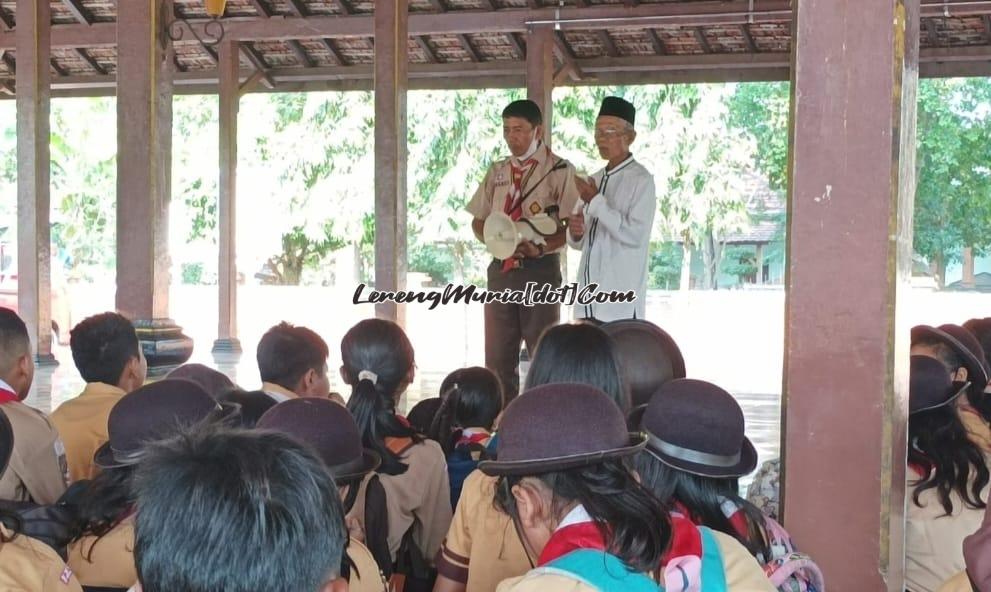 Foto Mbah Legiman (baju putih) Juru Kunci Genuk Kemiri memberikan informasi kepada siswa pada saat kunjungan di Pendopo Pesantenan dan Genuk Kemiri Desa Sarirejo Pati