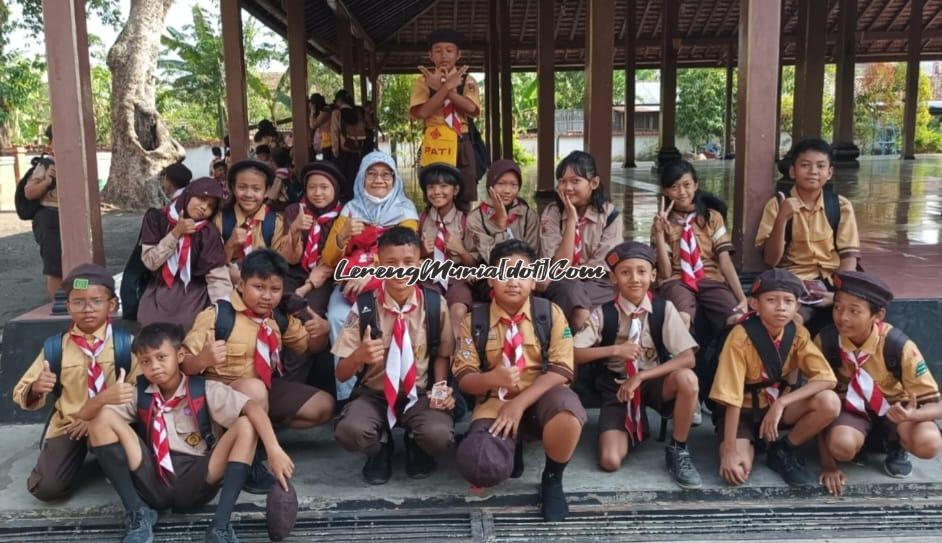 Foto bersama siswa dan pembina seusai kunjungan di Pendopo Pesantenan