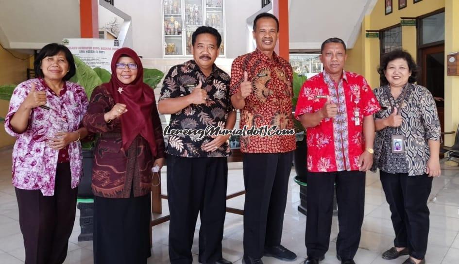 Foto bersama antara Plt. Kepala SMAN 3 Pati Kaslan, S.Pd. Mat., M.M. (4 dari kiri) dengan waka dan Ka.TU