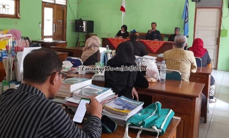Foto acara perkenalan antara Plt. Kepala SMAN 3 Pati dengan segenap guru/karyawan di Kantor Guru | LERENG MURIA Foto acara perkenalan antara Plt. Kepala SMAN 3 Pati dengan segenap guru/karyawan di Kantor Guru