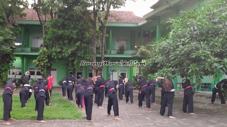 Foto latihan Pencak Silat SH Terate SMPN 4 Pati dalam rangka menghadapi Muria Raya Open dengan materi peregangan