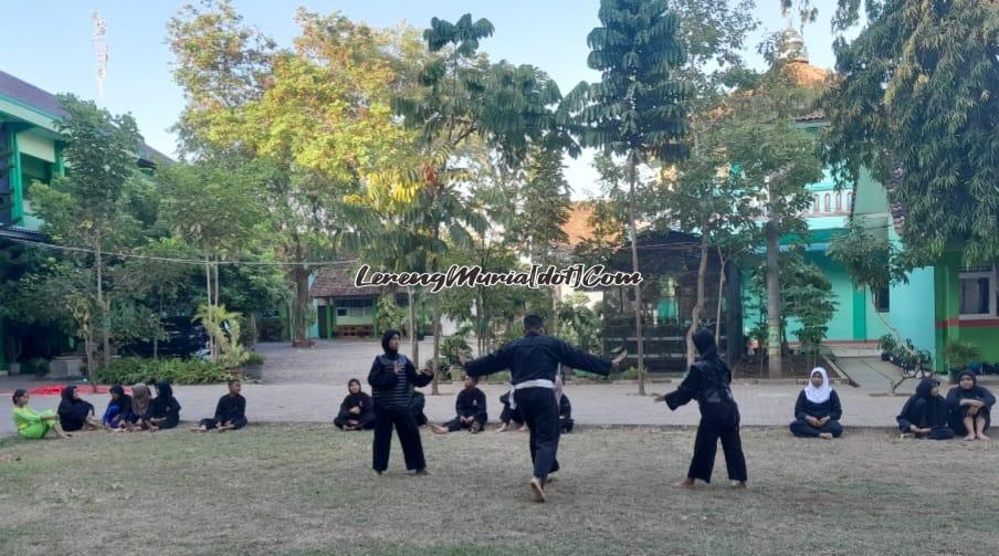 Foto pesilat SH Terate SMPN 4 Pati sedang latihan uji tanding untuk mengasah ketrampilan dan keberaniaam menghadapi Muria Raya Open I 2023