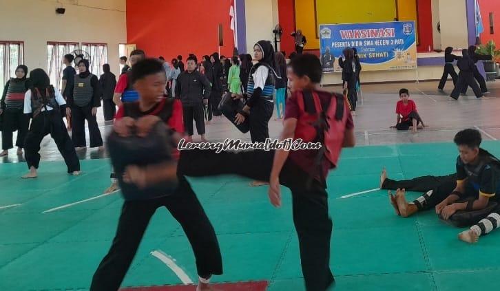 Foto pesilat SMPN 3 Pati Fahmi Wildan (kiri) dan Andromeda Angkasa (kanan) sedang latihan teknik tendangan