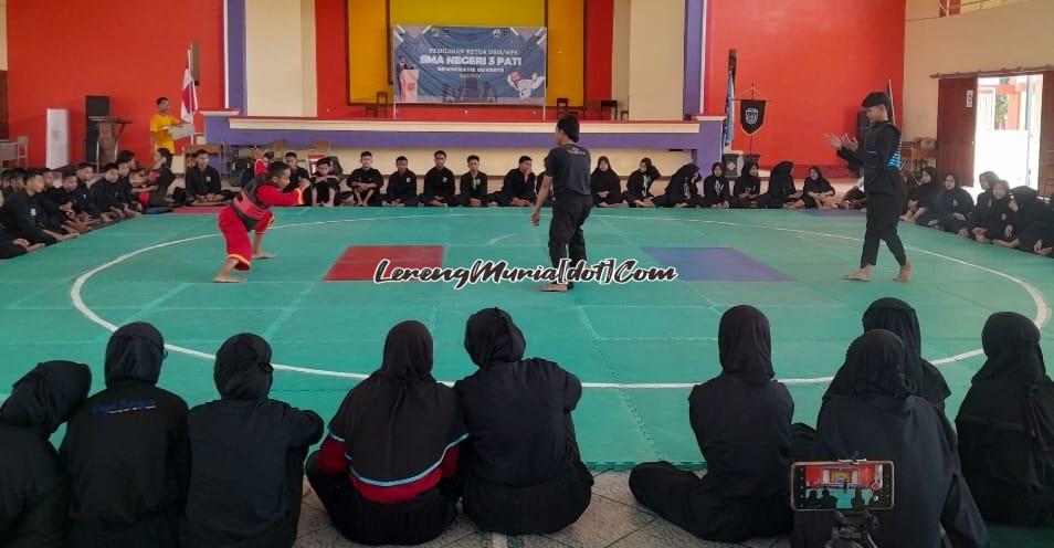 Foto pesilat SMAN 3 Pati Doni Pujo Anggoro (kanan baju hitam) sedang mengikuti latih tanding dengan sekolah lain untuk persiapan Muria Raya Open I