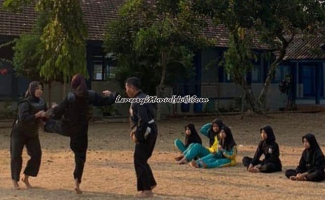 Foto pesilat SH Terate SMPN 1 Gembong sedang berlatih tanding untuk mengasah mental dan teknik pertandingan