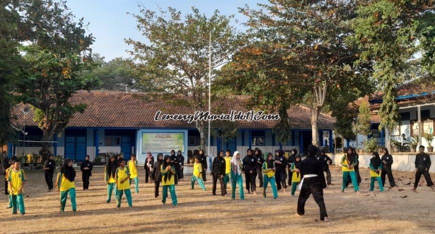 Foto pesilat SMPN 1 Gembong sedang berlatih untuk mempersiapkan diri mengikuti Muria Raya Open