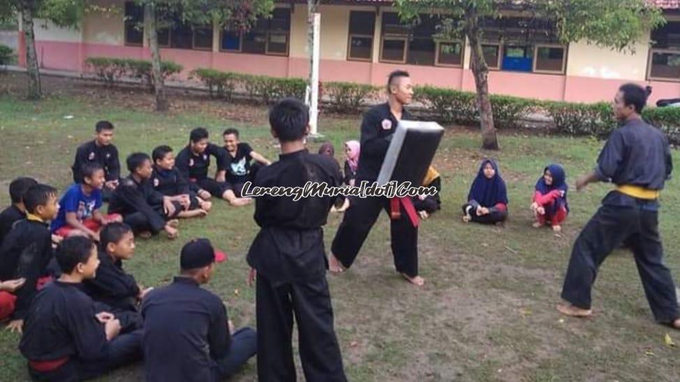 Foto atlet PPS Kembang Setaman sedang berlatih teknik tendangan untuk  persiapan  menghadapi Muria Raya Open I